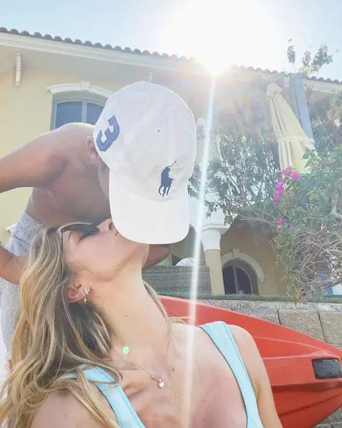 Elena Santarelli ritrova il sorriso