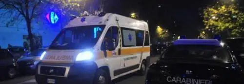 Viene fermato dai carabinieri, ma lui si accascia e muore