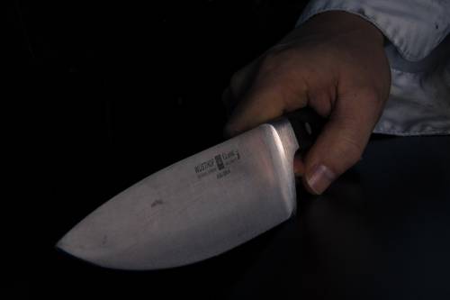 Orrore in casa: brandisce un coltello contro gli anziani genitori
