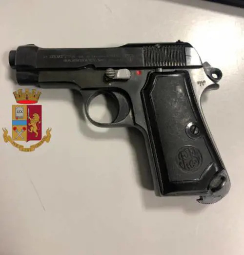 Parma,  punta la pistola al vicino durante una lite per i cani: arrestato 38enne