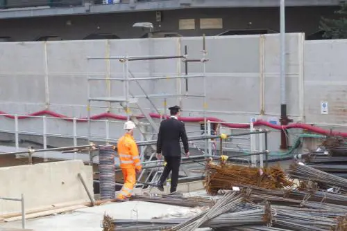 Operaio cade nel vuoto nel cantiere della metro 4: è grave