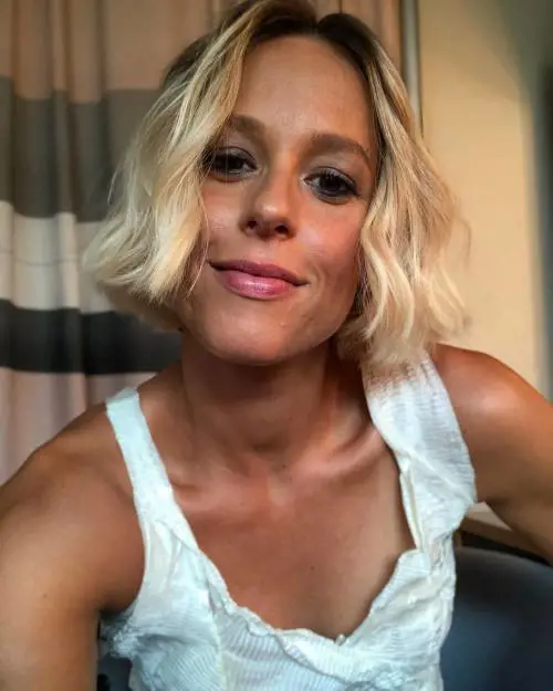 Federica Pellegrini con il cane a letto e il web insorge