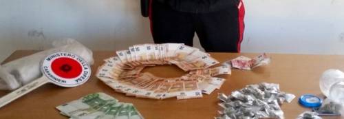 Offre soldi ai carabinieri per farsi rilasciare: pusher denunciato per tentata corruzione