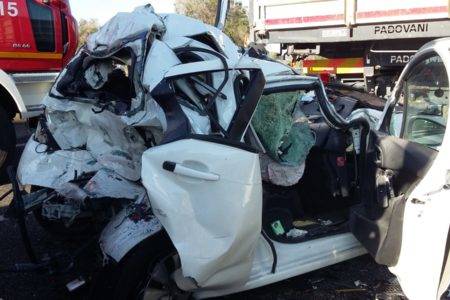 Lecce, donna muore schiacciata tra due camion