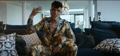 Tony Effe esce con il videoclip "Bassotto". E dona i soldi al canile di Milano