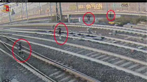 Bologna, follia sui binari: ragazzini sfidano treni ad Alta Velocità