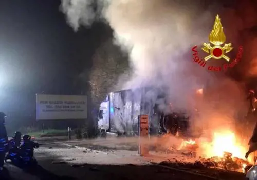 Incendio a Melegnano, camion rischia di fare una strage 