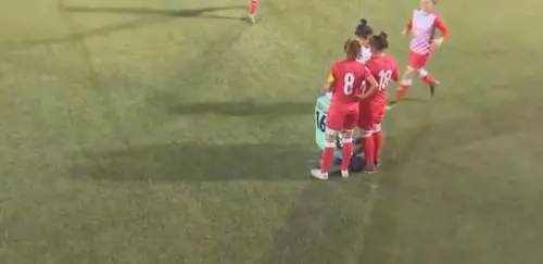 Calcio femminile, Giordania: giocatrice perde l'hijab e le avversarie l'aiutano a rimetterlo