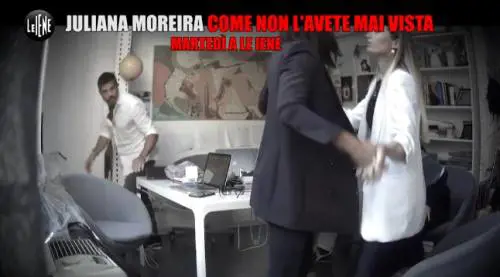 Le Iene, lo scherzo a Juliana Moreira finisce in rissa con la (finta) corteggiatrice di Stoppa