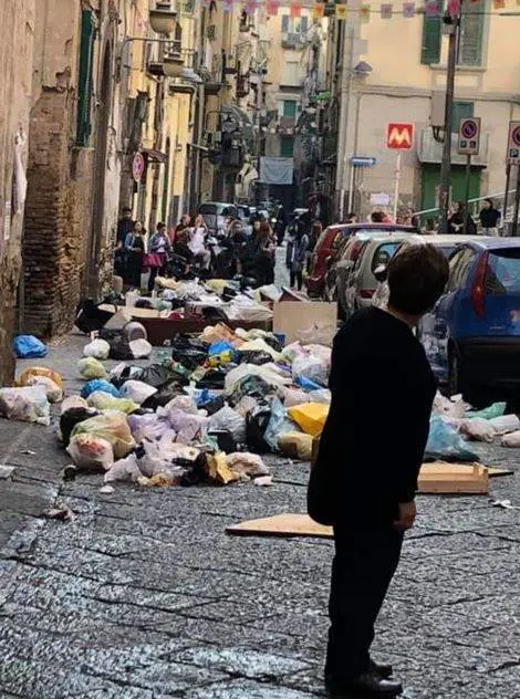 La protesta della monnezza: rifiuti per strada contro i ritardi dell'Asia