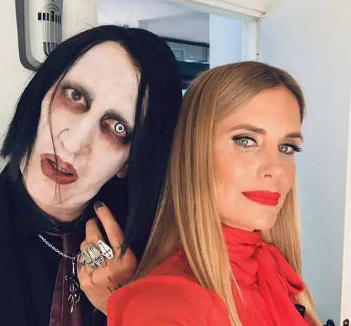 Filippa Lagerback con il finto Marilyn Manson, ma il web: "Assomigli a Cicciolina"