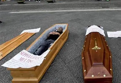 Bare davanti al municipio: la protesta degli operai del cimitero che non ricevono lo stipendio