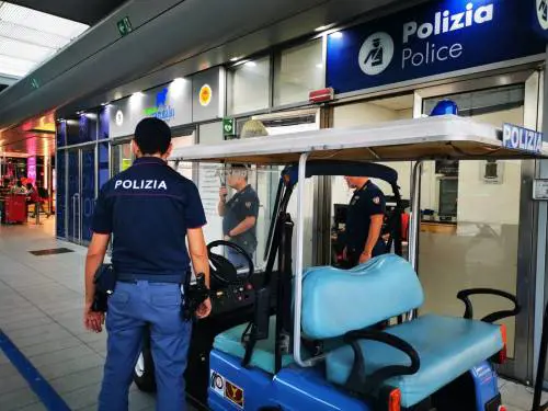 Ruba bagagli al bar della stazione, arrestato
