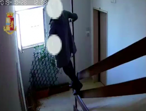 Pescara, bulgaro entra in un palazzo e si masturba dalla finestra