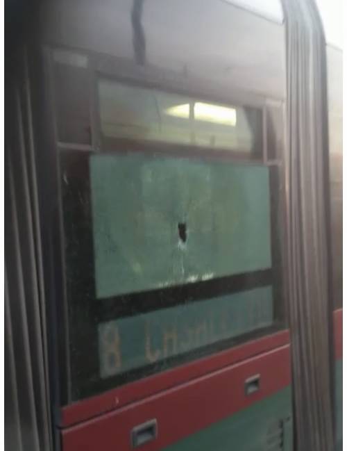 Distrugge i vetri con un martello e scappa: panico sul tram a Roma