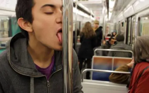 "Artissima", tra gallerie "in" e eventi "off". L'arte contemporanea alla prova del sexy