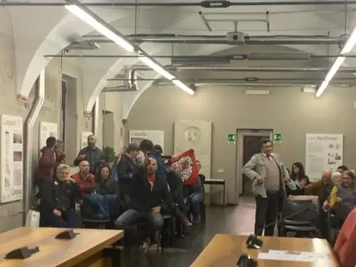 Rissa in aula e minacce. Vietato parlare dei crimini comunisti