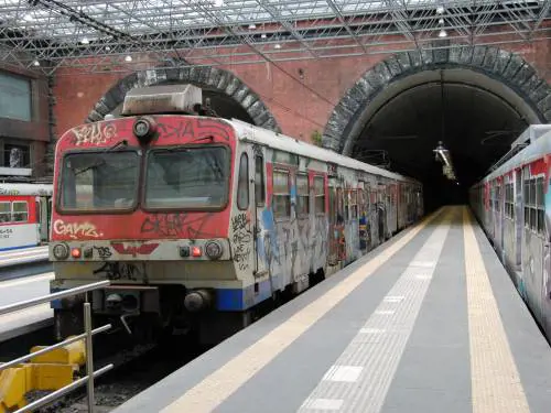 Lanciano per scherzo una pedana di legno contro il treno in corsa: sfiorata la tragedia
