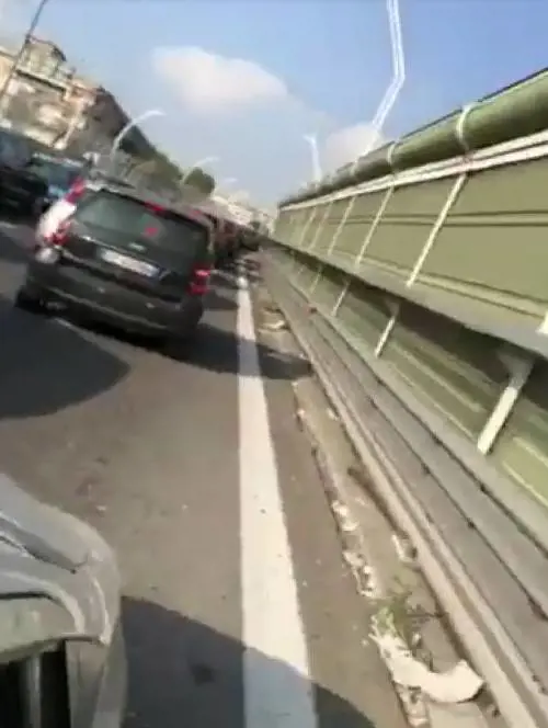 Tangenziale bloccata, ambulanze con pazienti gravi ferme nel traffico