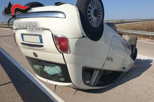 Si sottrae all'alt dei carabinieri e perde il controllo dell'auto: arrestato pusher