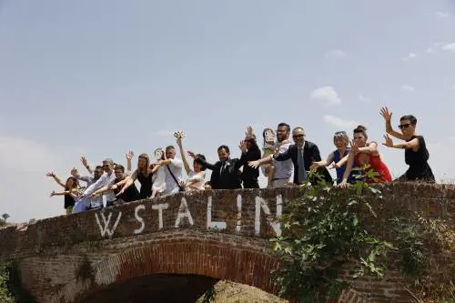 La scritta "W Stalin" nella foto di matrimonio di un assessore: scoppia la polemica