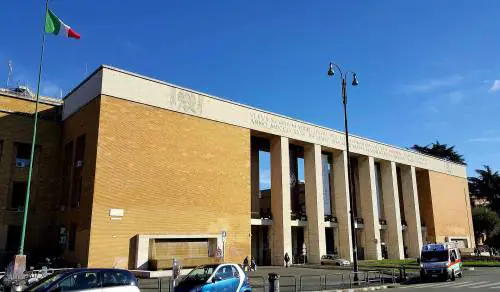 Si finge cuoco per sponsorizzare un ristorante ma molesta le studentesse universitarie