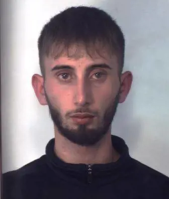 Viene inseguito dai carabinieri mentre spaccia droga e li minaccia con un coltello, arrestato catanese