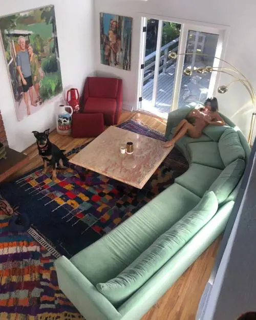 Emily Ratajkowski nuda sul sofà