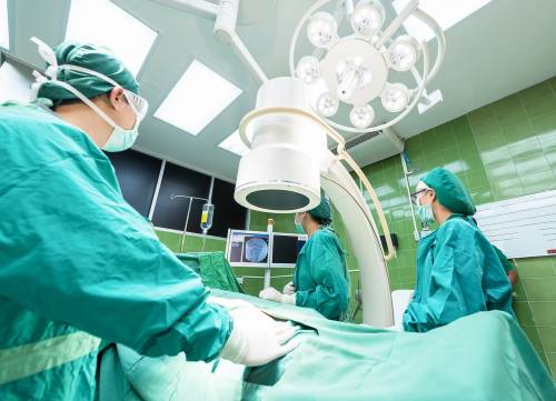 Muore pochi giorni dopo un'operazione al femore: 23 indagati tra medici e infermieri