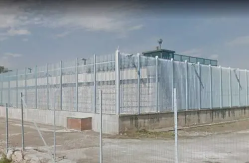 Trani, fa mordere uomo dal cane e poi lo pesta: preso clandestino