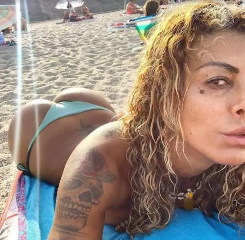 L'ex "pupa" Nora Amile rivela: "Dopo il programma ho tentato il suicidio"