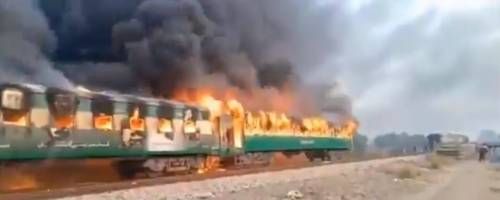 Pakistan, rogo sul treno: morti almeno 65 passeggeri