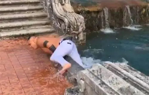 Entra con l'auto nel Parco della Reggia di Caserta e si fa il bagno
