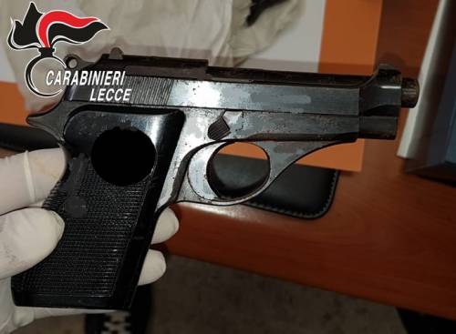 Lecce, custodiva la pistola in una cassetta di sicurezza: arrestato
