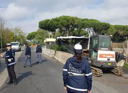 Fiorai abusivi al cimitero, abbattuti tre chioschi irregolari