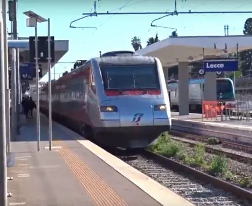 Lecce, sul treno ferisce guardia e rompe naso a agente: preso 46enne