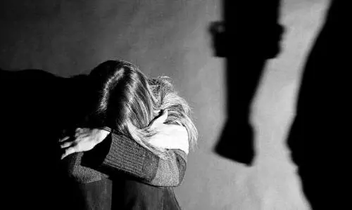Picchiata dal marito con l'anta del forno: salvata dai carabinieri
