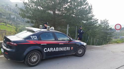 Migrante si intrufola in casa di un'anziana, poi ferisce carabinieri