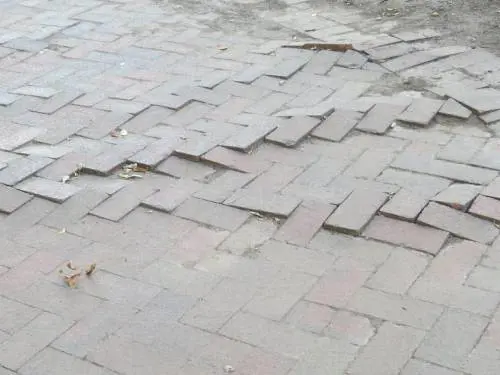 Appena inaugurato, marciapiede già distrutto