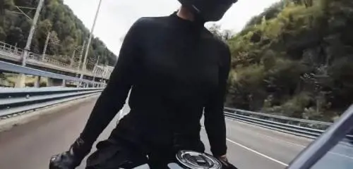 Russia, blogger si schianta a 180 km/h contro guardrail mentre fa acrobazie in autostrada