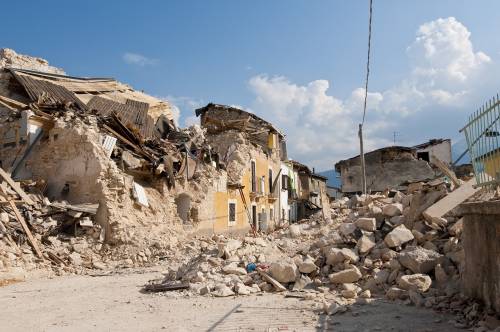 Nel container dal terremoto del '97: ora anziana viene anche indagata