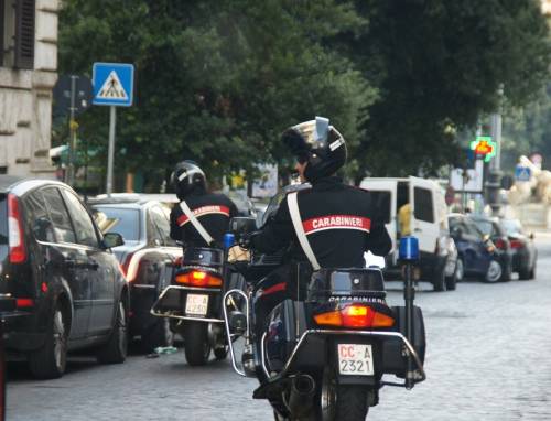 Rubano al supermercato e poi urinano: presi tre ladri imprudenti