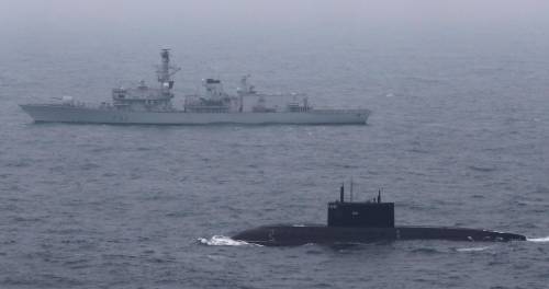 Individuato sottomarino russo: si muove la Marina britannica