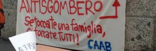 "Volete la casa? lottate con noi". Dai no global botte ai migranti