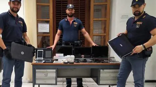 Ricettava cellulari e computer: denunciato un ghanese senza permesso di soggiorno