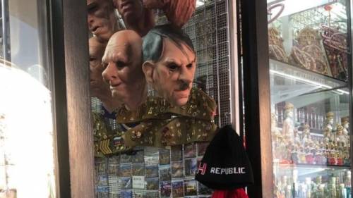 Praga, maschera di Hitler esposta in un negozio di souvenir. È polemica
