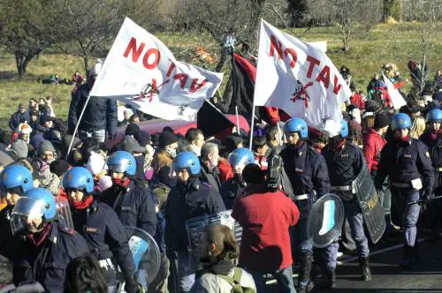 "Sono un'associazione a delinquere": giudici in tackle sul centro sociale