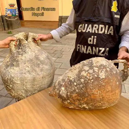 Nei guai col Fisco, gli trovano reperti archeologici in casa