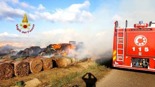 Cagliari, balle di fieno date alle fiamme, si cercano le cause del rogo