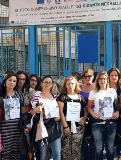 Napoli, vermi nelle aule: il sit-in delle mamme